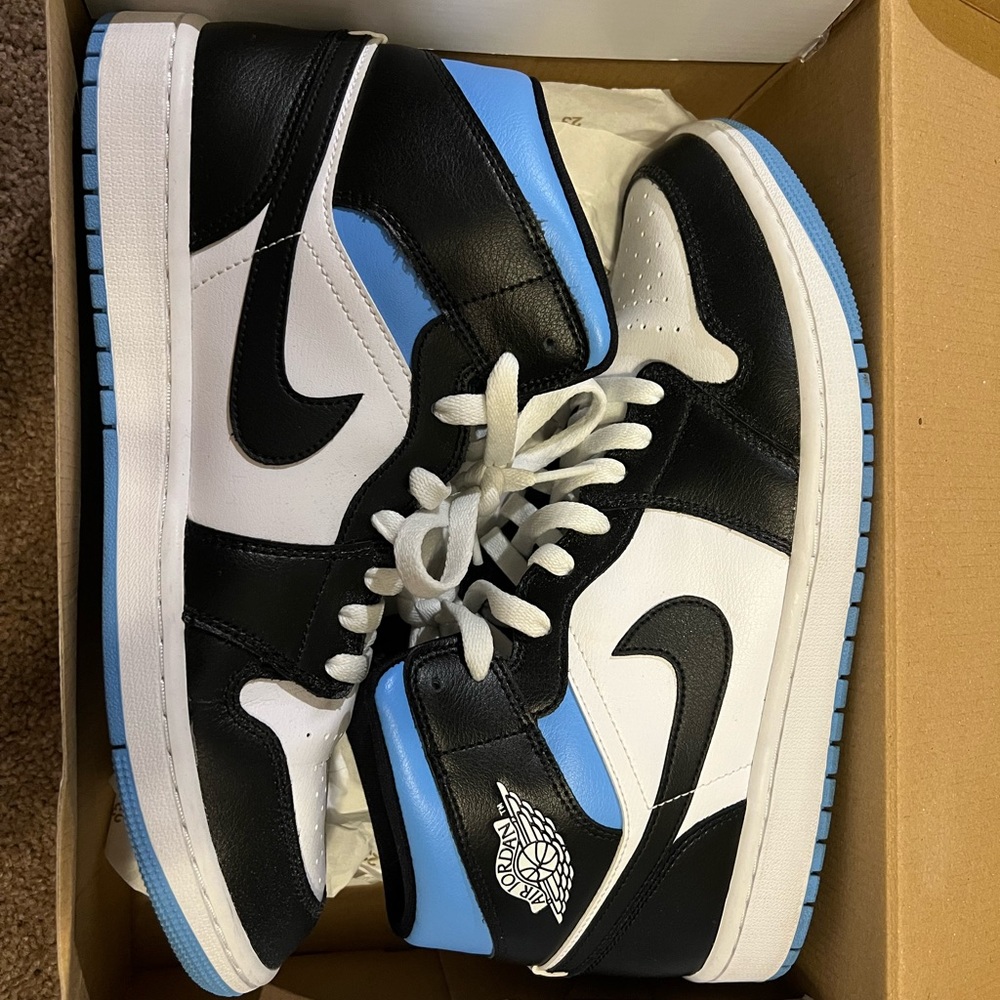 Wmns Air Jordan 1 Mid 'University blue’